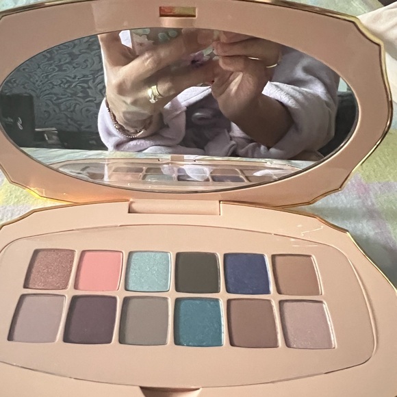 Gucci Gorgeous Flora Eye Palette - Picture 2 of 6